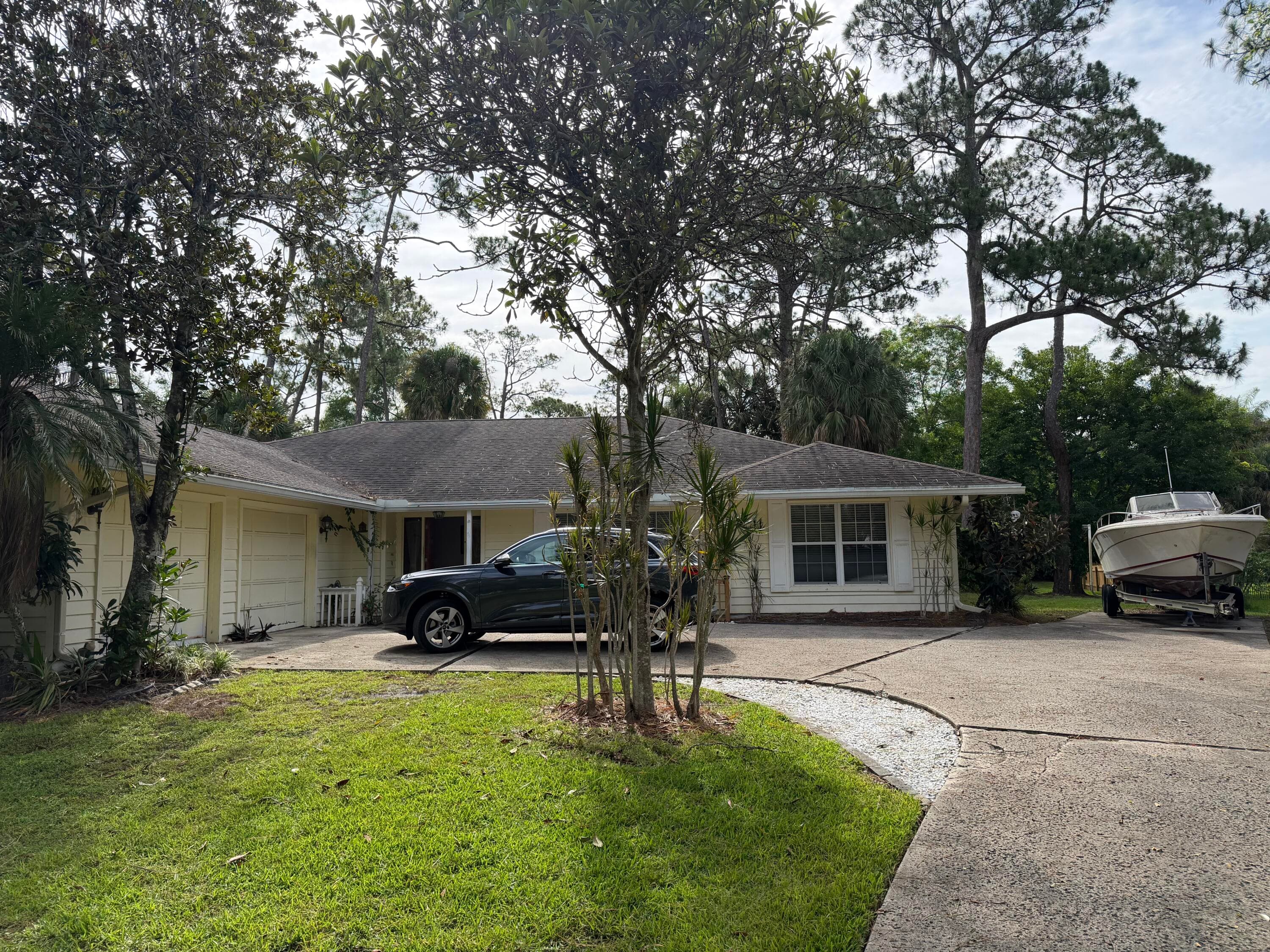1140 SE Buttonwood Circle